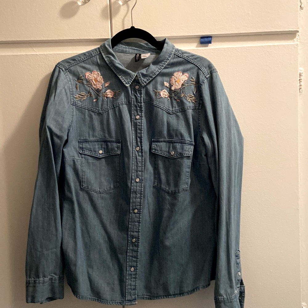 Divided Jean button up embroidered flowers size US 14
